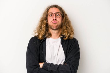 Beyaz arka planda izole olmuş beyaz tenli genç adamın yanakları şişer, yorgun bir ifadesi vardır. Yüz ifadesi kavramı.