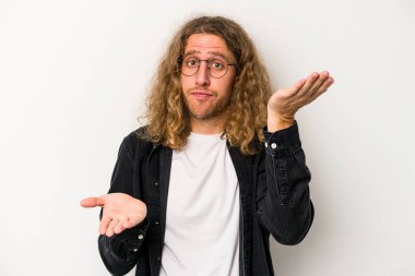 Beyaz arka planda izole genç beyaz adam kollarıyla ölçek yapar, mutlu ve kendinden emin hisseder..