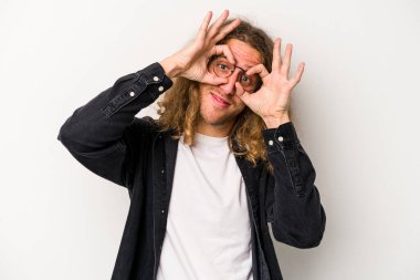 Beyaz arka planda izole edilmiş genç beyaz bir adam gözlerinde sorun olmadığını gösteriyor.