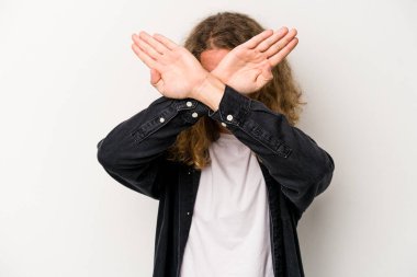 Beyaz arka planda izole genç beyaz adam iki kolu çapraz tutuyor, inkar kavramı.