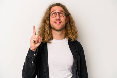 Beyaz arka planda izole genç beyaz adam işaret iki ön parmakları boş bir boşluk gösteren.