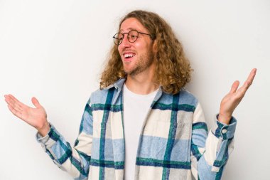 Beyaz arka planda izole edilmiş beyaz bir adam neşeli bir şekilde gülüyor. Mutluluk kavramı.