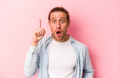 Pembe arka planda soyutlanmış genç beyaz bir adamın bir fikri var, ilham verici bir kavram..