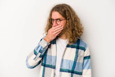 Beyaz arka planda izole edilmiş genç beyaz bir adam ağzı kapalı ve elleri endişeli görünüyor..