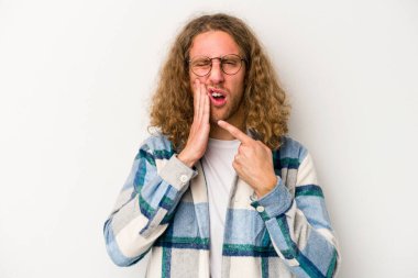 Beyaz arka planda izole genç beyaz adam güçlü bir diş ağrısı, azıdişi ağrısı var..