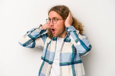 Beyaz arka planda izole olmuş genç beyaz bir adam çığlık atıyor, çok heyecanlı, tutkulu, bir şeyden memnun..