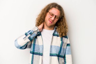 Beyaz arka planda izole olmuş genç beyaz bir adam stresten dolayı boynu ağrıyor, masaj yapıyor ve elle dokunuyor..