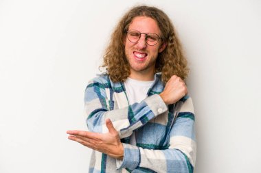 Beyaz arka planda izole edilmiş beyaz tenli genç bir adam kötü bir hareketin ardından acı çekiyor..