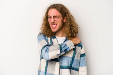 Beyaz arka planda izole edilmiş, omuz ağrısı olan genç beyaz bir adam..