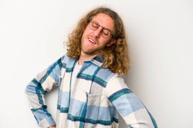 Beyaz arka planda izole edilmiş beyaz bir adam sırt ağrısı çekiyor..