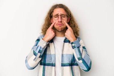 Beyaz arka planda izole edilmiş beyaz bir adam ağlıyor, bir şeyden memnun değil, acı ve kafa karışıklığı konsepti..