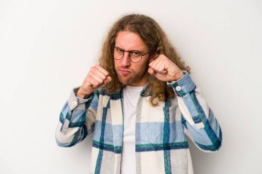 Beyaz arka planda izole olmuş genç beyaz bir adam bir tartışma yüzünden yumruk atıyor, sinirleniyor, kavga ediyor, boks yapıyor..