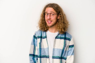 Beyaz arka planda izole edilmiş genç beyaz adam gülüyor ve gözlerini kapıyor, rahatlamış ve mutlu hissediyor..