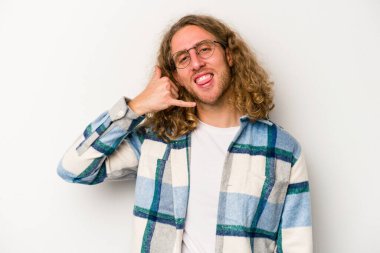 Beyaz arka planda izole edilmiş genç beyaz bir adam parmakları olan bir cep telefonu hareketi gösteriyor..