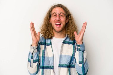 Beyaz arka planda izole genç beyaz adam yüksek sesle gülüyor elini göğsüne koyuyor..