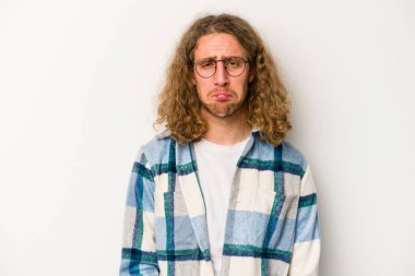 Beyaz arka planda soyutlanmış beyaz bir adam üzgün, ciddi bir yüz, mutsuz ve hoşnutsuz..