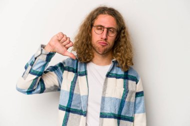 Beyaz arka planda izole edilmiş genç beyaz bir adam hoşlanmadığı bir jest yapıyor, kabul etmiyor. Anlaşmazlık konsepti.