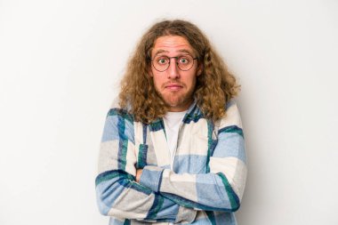 Beyaz arka planda izole edilmiş genç beyaz bir adam omuz silkiyor ve gözleri açık..