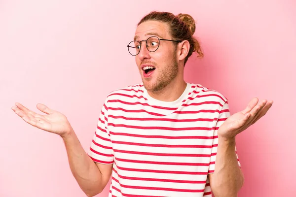 Jonge Blanke Man Geïsoleerd Roze Achtergrond Vrolijk Lachen Veel Geluksconcept — Stockfoto