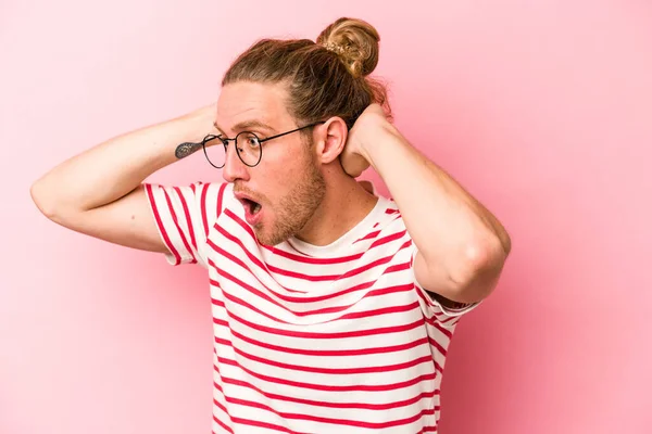 Joven Hombre Caucásico Aislado Sobre Fondo Rosa Gritando Muy Emocionado —  Fotos de Stock