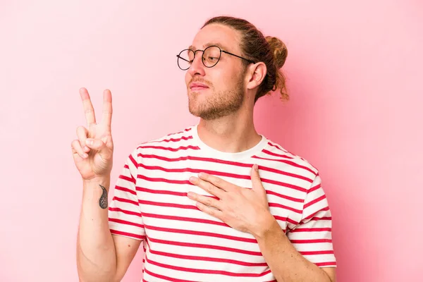 Giovane Uomo Caucasico Isolato Sfondo Rosa Che Presta Giuramento Mettendo — Foto Stock