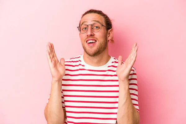 Jonge Blanke Man Geïsoleerd Roze Achtergrond Lacht Luid Houden Hand — Stockfoto