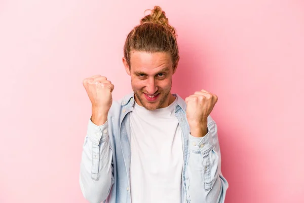 Jonge Kaukasische Man Geïsoleerd Roze Achtergrond Boos Schreeuwen Met Gespannen — Stockfoto