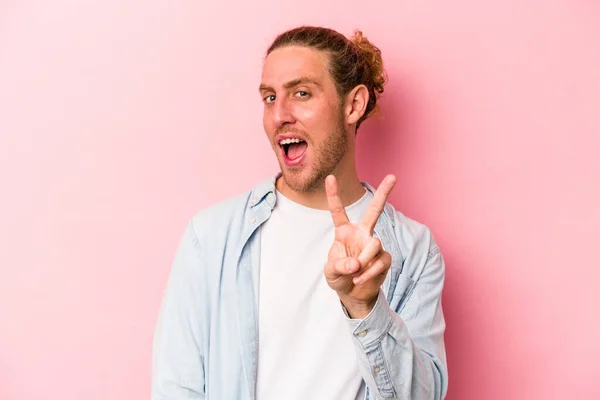 Jonge Blanke Man Geïsoleerd Roze Achtergrond Tonen Nummer Twee Met — Stockfoto