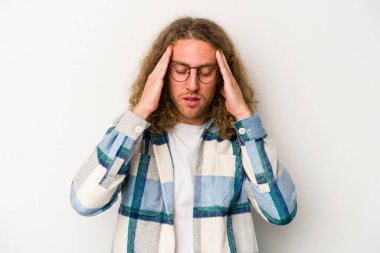 Beyaz arka planda izole edilmiş genç beyaz bir adam tapınaklara dokunuyor ve başı ağrıyor..