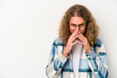 Kafkasyalı genç bir adam beyaz arka planda izole edildi. Aklında bir plan oluşturdu..