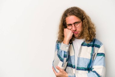 Beyaz arka planda izole edilmiş, üzgün ve dalgın hisseden genç beyaz bir adam fotokopi alanına bakıyor..