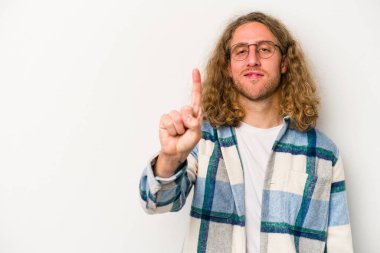 Beyaz arka planda izole edilmiş beyaz tenli genç bir adam bir numarayı parmağıyla gösteriyor..