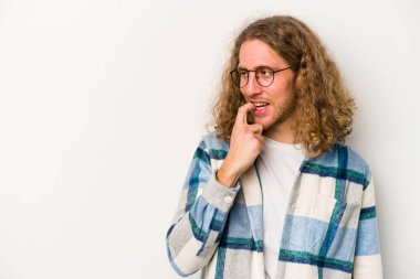 Beyaz arka planda izole edilmiş genç beyaz bir adam rahatlamış bir şeyin fotokopi odasına baktığını düşünüyor..