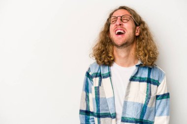 Beyaz arka planda izole genç beyaz adam çok kızgın, öfke kavramı bağırıyor, hayal kırıklığına uğramış.