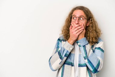 Beyaz arka planda izole edilmiş beyaz tenli genç adam ağzını eliyle kapatan bir fotokopi odasına bakıyor..