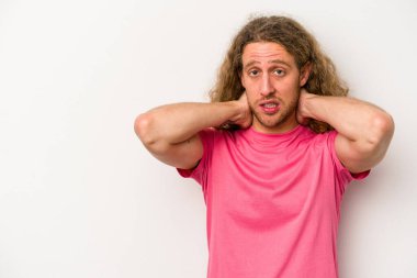 Beyaz arka planda izole edilmiş genç beyaz bir adam kafasının arkasına dokunuyor, düşünüyor ve bir seçim yapıyor..