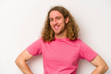 Beyaz arka planda izole edilmiş genç beyaz adam mutlu, güler yüzlü ve neşeli..