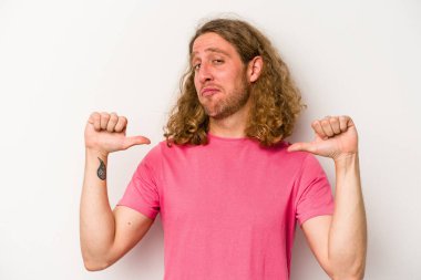 Beyaz arka planda izole edilmiş genç beyaz adam gururlu ve kendinden emin hissediyor, örnek olarak..