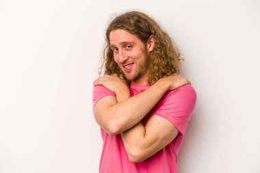 Beyaz arka planda izole edilmiş genç beyaz bir adam. Kucaklaşma, kaygısız gülümseme ve mutluluk..