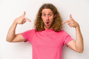 Beyaz arka planda izole edilmiş genç beyaz bir adam parmakları aşağıda, olumlu bir his var..