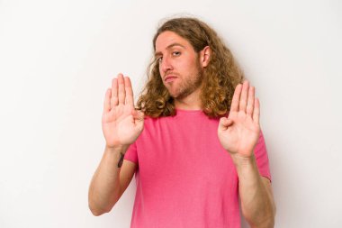 Beyaz arka planda izole edilmiş genç beyaz bir adam elini uzatmış, dur işareti göstererek seni engelliyor..