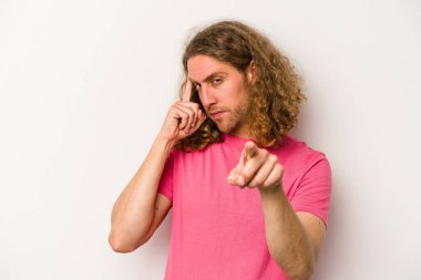 Beyaz arka planda izole edilmiş genç beyaz bir adam şakağı parmağıyla işaret ediyor, düşünüyor ve bir göreve odaklanıyor..