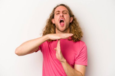 Beyaz arka planda izole edilmiş genç beyaz bir adam bir mola hareketi gösteriyor..