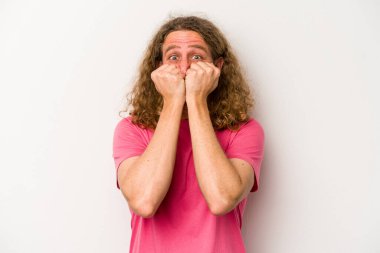 Beyaz arka planda izole edilmiş, tırnak yiyen, gergin ve endişeli genç bir beyaz adam..