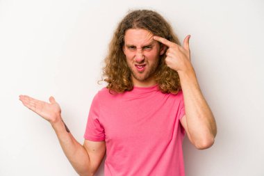 Beyaz arka planda izole edilmiş genç beyaz bir adam işaret parmağıyla hayal kırıklığı jesti gösteriyor..