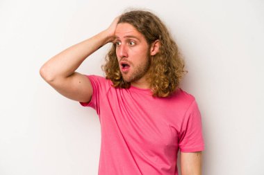 Beyaz arka planda izole genç beyaz adam şok, o önemli bir toplantı hatırladı.