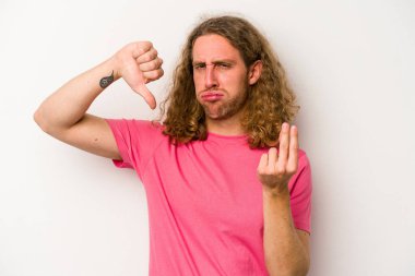 Beyaz arka planda izole genç beyaz adam onun hiç parası olmadığını gösteriyor.