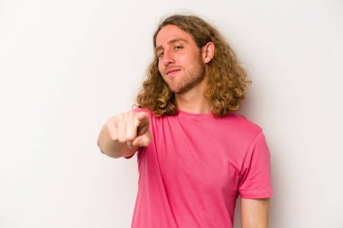 Beyaz arka planda soyutlanmış beyaz tenli genç adam öne bakan neşeli gülümsemeler..