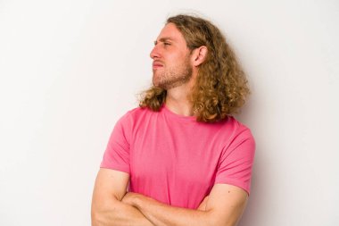 Beyaz arka planda izole edilmiş genç beyaz adam hedeflere ve amaçlara ulaşmayı hayal ediyor.