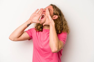 Beyaz arka planda izole edilmiş beyaz bir adam heyecanlı bir şekilde bağırıyor..